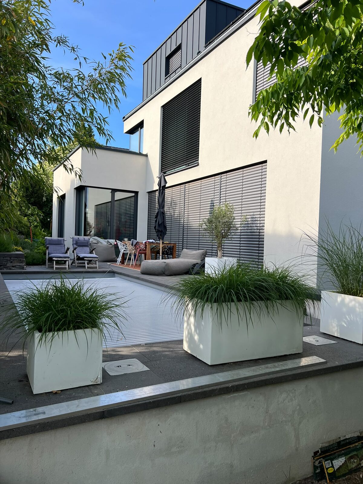 Moderne Plattenfläche mit Pflanzkübeln